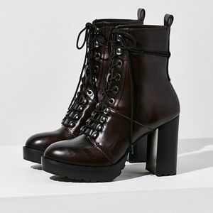 URBAN OUTFITTERS LACE UP BOOT